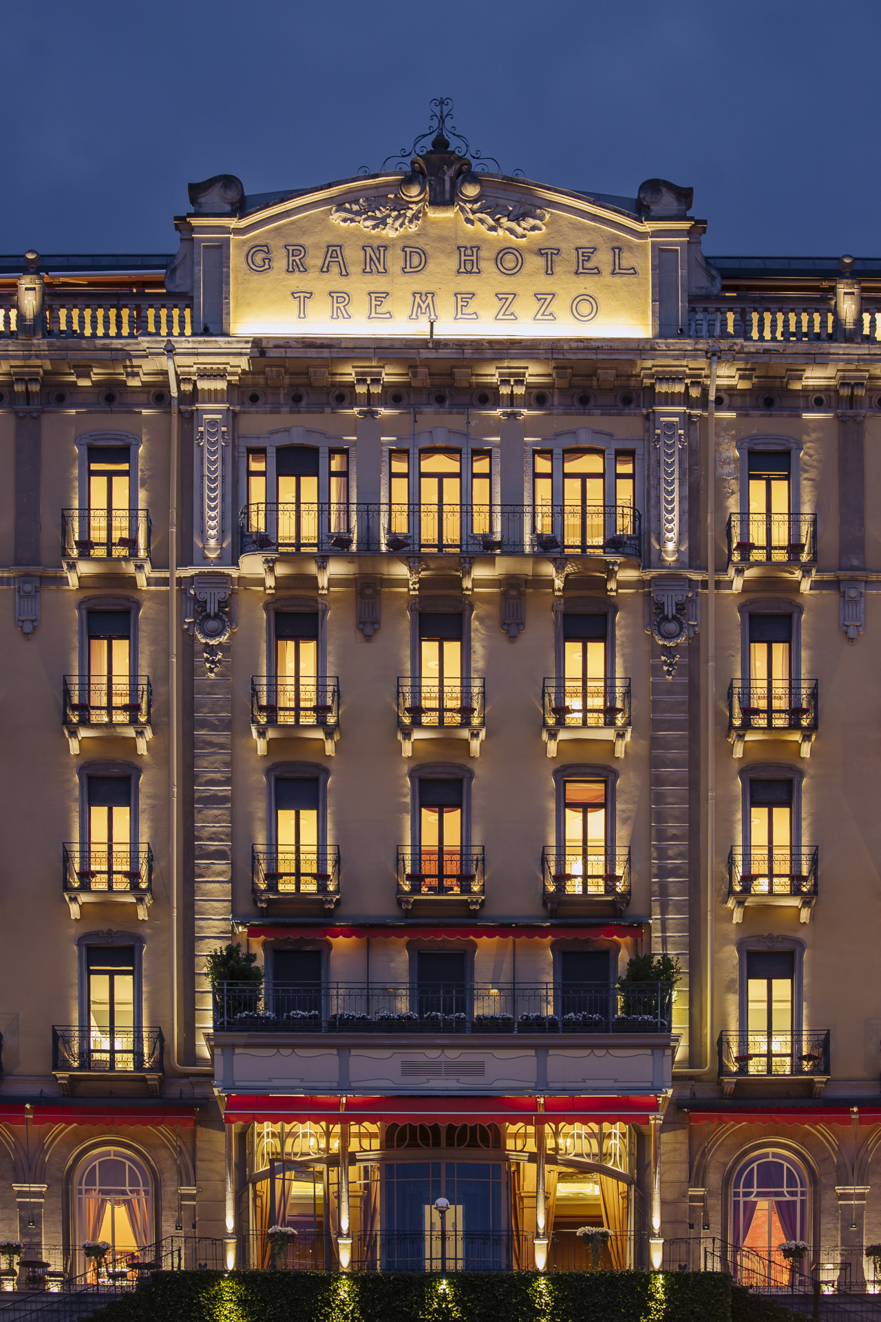 12 Grand Hotel Tremezzo Facade By Night