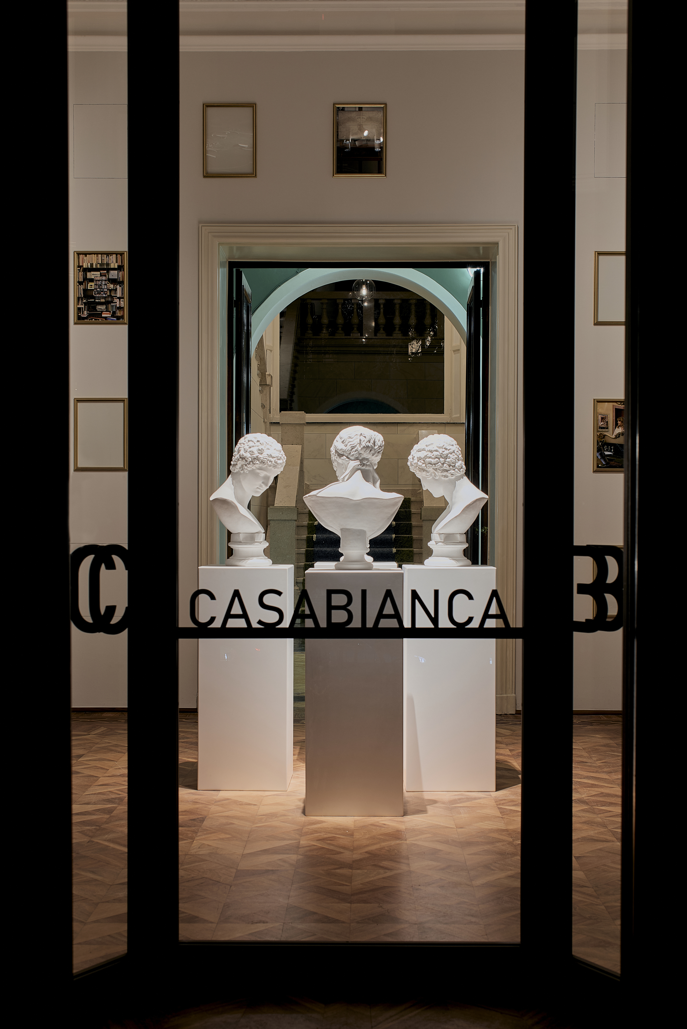 15 - Ingresso di CASABIANCA con opera di Paolini.jpg