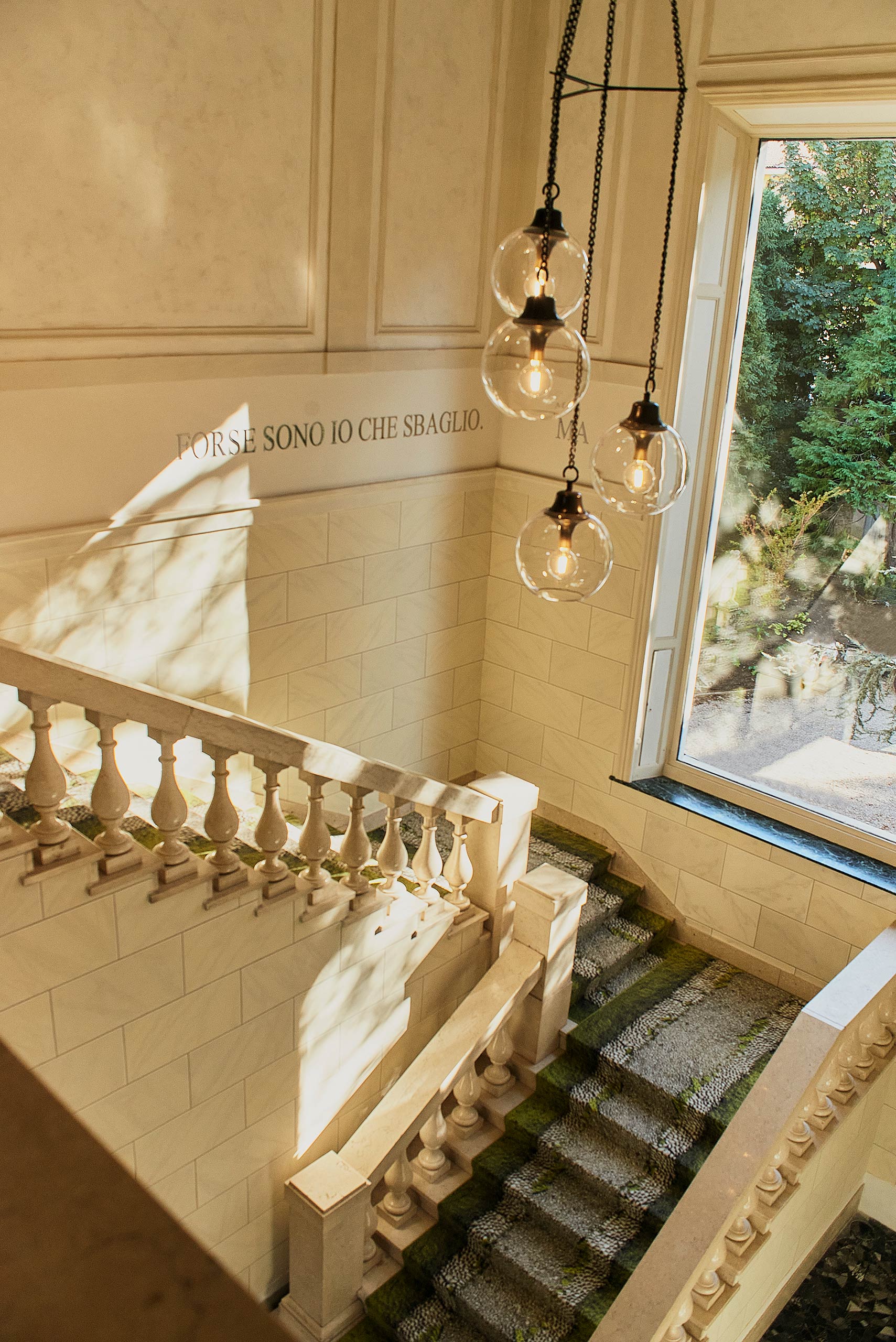 3 - Scala principale con opere di Arienti, Migliora.jpg